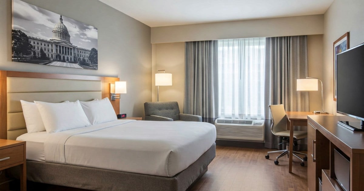 Image showing modern Best Western hotel room with wall art photograph of the White House. Used as featured image for Best Western Hotels military and government discount article.